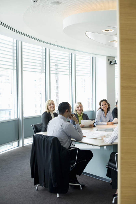 西方人,背部,同事,商务人士,商务男性,商务女性,办公室,坐,笑,说,微笑,竖图,室内,白天,正面,衬衫,讨论,成功,合作,团队,集体,信心,门,天花板,桌子,椅子,照明,欧洲,欧洲人,亚洲,套装,开会,会议,办公桌,灯光,地面,许多人,注视,队伍,顶灯,灯,会议椅,灯具,门框,观察,看,一群人,观看,办公椅,照亮,察看,领导,照明设备,成就,关注,商务装,合伙,领袖,工薪阶层,商务椅,培训椅,交流,男人,男性,年轻女性,女人,女性,中年男性,白种人,亚洲人,印度人,白领,上班族,沟通,讲话,交谈,商讨,说话,谈话,坐着,彩图,全身,衬衣