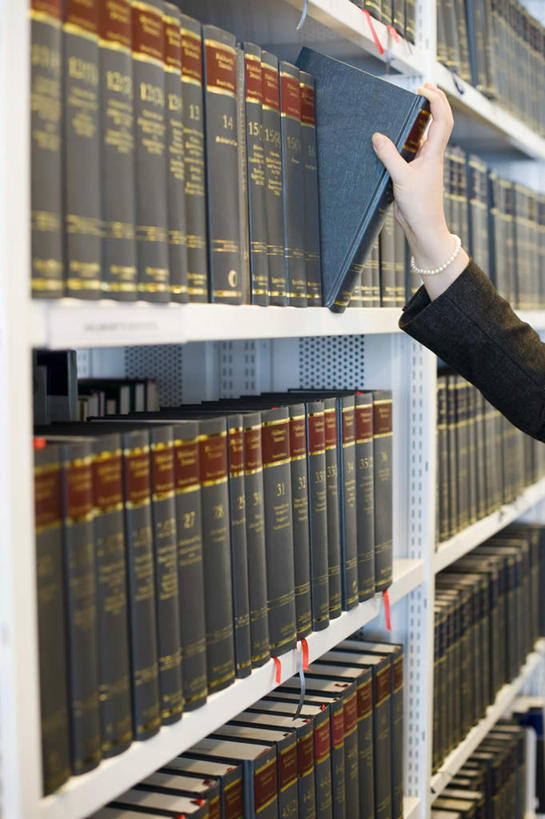 西方人,一个人,商务人士,商务女性,图书馆,站,竖图,室内,白天,正面,柜子,书架,书籍,欧洲,欧洲人,仅一个年轻女性,仅一个女性,仅一个人,许多,握,套装,拿,拿着,排列,橱柜,站着,握着,队列,商务装,工薪阶层,浏览室,年轻女性,女人,女性,白种人,白领,上班族,书,图书,站立,半身,彩图,书库,图书库,阅览室