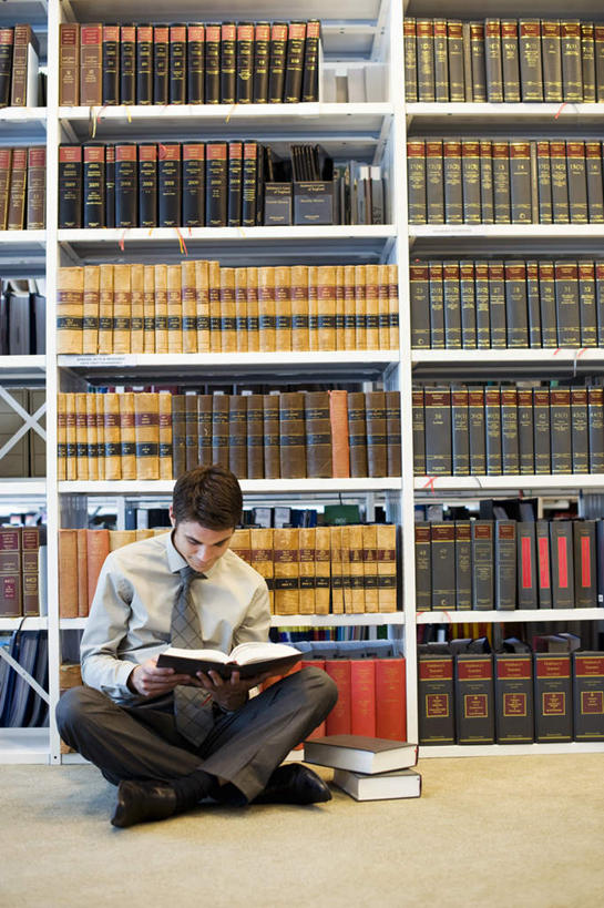西方人,一个人,商务人士,商务男性,图书馆,坐,捧,盘腿,竖图,室内,白天,正面,衬衫,书架,书籍,欧洲,欧洲人,仅一个男性,仅一个人,一排,许多,套装,整齐,注视,排列,仅一个年轻男性,观察,看,观看,察看,队列,关注,商务装,工薪阶层,浏览室,男人,男性,年轻男性,白种人,白领,上班族,书,图书,端,端着,盘腿而坐,盘膝,盘着腿的,盘着腿坐,捧着,手捧,双腿交叉,坐着,彩图,全身,衬衣,书库,图书库,阅览室