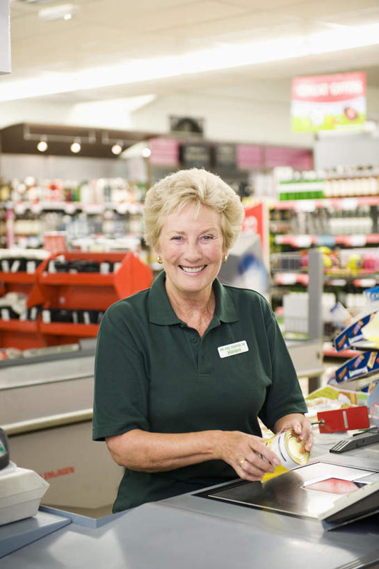 西方人,一个人,店员,商店,站,笑,微笑,露齿笑,竖图,室内,白天,正面,工作服,制服,购物,消费,天花板,超市,照明,欧洲,欧洲人,仅一个女性,仅一个人,一排,许多,握,整齐,商品,灯光,拿,拿着,注视,标识,吊牌,顶灯,货架,货物,架子,灯,排列,胸牌,灯具,观察,看,站着,营业员,握着,pos机,金融,百货,收银台,仅一个老年女性,观看,照亮,察看,徽章,照明设备,队列,关注,收银,收银机,身份,陈列架,选购,贸易,百货公司,胸章,胸卡,血拼,编号牌,超市货架,雕刻牌,工号牌,胸号牌,胸徽,员工牌,销售人员,工作制服,老年女性,女人,女性,白种人,售货员,超级市场,大卖场,站立,半身,彩图,工作套服,购物商场,购物中心,商业中心