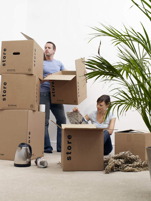 西方人,中年人,两个人,家庭,夫妻,站,坐,竖图,室内,白天,正面,爱情,植物,报纸,杯子,欧洲,欧洲人,一堆,许多,废弃,握,堆叠,堆积,服装,裤子,信息,包裹,包装,壶,盆栽,纸箱,陶瓷,墙,咖啡壶,盆景,陶瓷制品,地面,浪漫,拿,拿着,注视,牛仔裤,休闲装,墙壁,墙面,衣服,绿色,自然,马克杯,容器,水杯,箱子,观察,看,站着,休闲,温暖,温馨,一家人,休闲服,恩爱,握着,恋人,服饰,生长,成长,观看,堆,搬家,新闻,和睦,察看,迁移,关注,纸板箱,拆封,包装箱,迁居,乔迁,搬迁,男人,男性,女人,女性,中年男性,中年女性,白种人,夫妇,情侣,站立,坐着,彩图,全身,伴侣,融洽,报刊