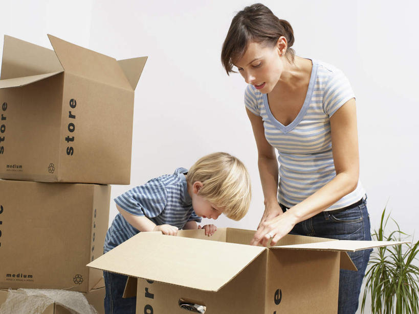 西方人,儿童,中年人,两个人,家庭,母亲,儿子,客厅,站,笑,微笑,横图,室内,白天,正面,T恤衫,纯洁,欧洲,欧洲人,许多,弯腰,握,服装,包装,纸箱,墙,地面,拿,T恤,拿着,注视,休闲装,墙壁,墙面,小孩,衣服,蓝色,容器,箱子,观察,看,站着,休闲,温暖,温馨,母子,一家人,休闲服,可爱,母爱,童年,童趣,握着,服饰,观看,整理,搬家,和睦,察看,迁移,起居室,关注,纸板箱,童真,烂漫,无邪,包装箱,弯身,迁居,乔迁,搬迁,客堂,天真,男孩,女人,女性,中年女性,白种人,孩子,站立,半身,彩图,融洽,男生