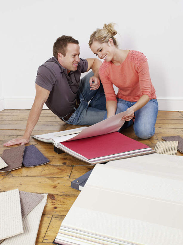 西方人,中年人,两个人,家庭,夫妻,坐,跪,笑,微笑,露齿笑,竖图,室内,白天,正面,爱情,地板,装修,书籍,欧洲,欧洲人,一本,一堆,许多,撑,握,堆叠,堆积,服装,裤子,散落,木板,墙,地面,浪漫,拿,拿着,注视,牛仔裤,休闲装,装潢,木地板,墙壁,墙面,衣服,红色,打开,观察,看,休闲,温暖,温馨,一家人,休闲服,恩爱,握着,恋人,服饰,观看,堆,和睦,察看,撑着,开启,关注,男人,男性,女人,女性,中年男性,中年女性,白种人,夫妇,情侣,书,图书,跪着,坐着,彩图,全身,伴侣,融洽