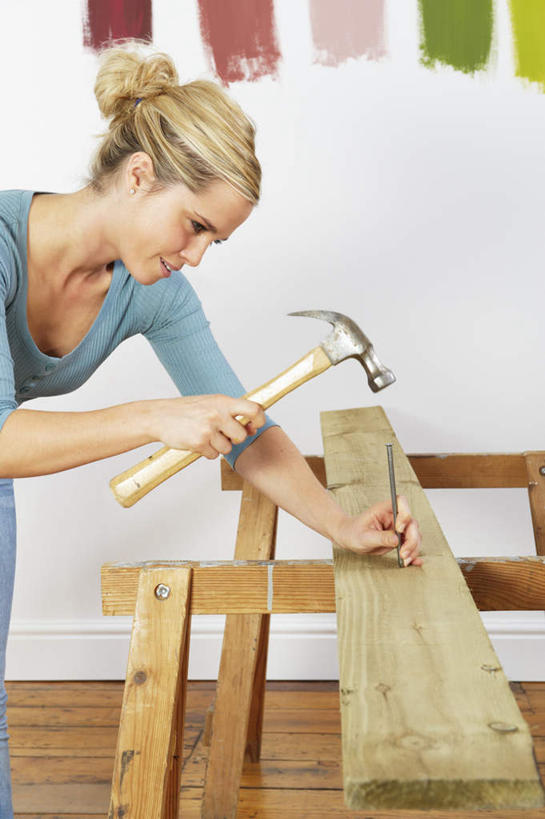 西方人,一个人,站,竖图,室内,白天,侧面,地板,装修,欧洲,欧洲人,仅一个女性,仅一个人,许多,吊挂,敲打,弯腰,握,悬挂,服装,工作,木制,锤子,工具,榔头,木板,木材,墙,地面,系统,挂,拿,拿着,注视,休闲装,装潢,木地板,墙壁,墙面,木柴,排列,衣服,木制品,观察,看,站着,仅一个中年女性,休闲,休闲服,比较,色彩,颜色,握着,服饰,木料,对比,观看,色阶卡,色卡,颜色卡,盘发,五金,色板,察看,变形,紧固,队列,关注,矫正,选择,塑形,工作台,标准,比色卡,牢固,弯身,羊角锤,色标卡,女人,女性,中年女性,白种人,站立,半身,彩图