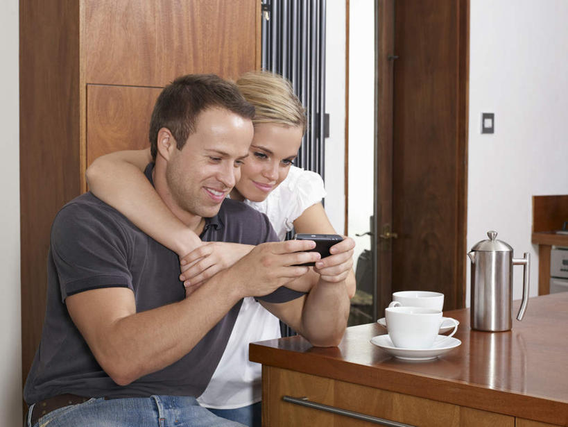 西方人,中年人,两个人,家庭,夫妻,坐,笑,打电话,微笑,露齿笑,横图,室内,白天,正面,爱情,门,桌面,桌子,杯子,餐具,电话,手机,椅子,金属制品,欧洲,欧洲人,握,服装,金属,木制,瓷器,碟子,壶,盘,墙,咖啡杯,咖啡壶,陶瓷制品,浪漫,拿,拿着,注视,休闲装,通讯设备,墙壁,墙面,一个,衣服,白色,盘子,木制品,容器,碟,门框,观察,看,靠,靠着,休闲,温暖,温馨,一家人,休闲服,恩爱,搭,握着,恋人,服饰,单个,观看,和睦,察看,搭着,关注,瓷杯,交流,男人,男性,女人,女性,中年男性,中年女性,白种人,夫妇,情侣,沟通,通话,坐着,半身,彩图,伴侣,融洽