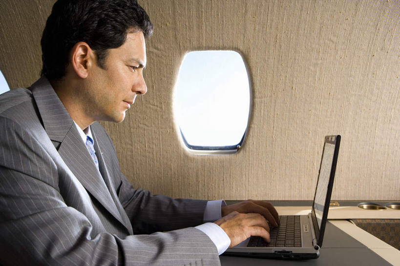 西方人,一个人,商务人士,商务男性,坐,笑,微笑,横图,室内,白天,侧面,衬衫,电脑,笔记本电脑,窗户,桌面,桌子,飞机,椅子,欧洲,欧洲人,仅一个男性,仅一个人,仅一个中年男性,敲打,套装,网络,木制,交通,注视,输入,通讯设备,航空,玻璃窗,木制品,交通工具,打字,观察,看,运输,观看,点击,一台,敲击,察看,无线,客机,关注,载具,通信设备,商务装,无线网络,无线上网,便携式电脑,工薪阶层,按键,手提电脑,男人,男性,中年男性,白种人,白领,上班族,坐着,半身,彩图,衬衣