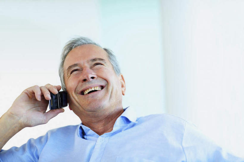 西方人,脸,头,脸颊,手,头发,一个人,客厅,坐,笑,打电话,微笑,露齿笑,横图,室内,特写,白天,正面,窗户,窗帘,靠垫,落地窗,沙发,电话,手机,欧洲,欧洲人,仅一个男性,仅一个人,仅一个中年男性,握,服装,朦胧,模糊,装饰,墙,靠枕,拿,拿着,注视,休闲装,通讯设备,肩膀,玻璃窗,墙壁,墙面,一个,衣服,蓝色,灰色,帘子,垫子,枕头,观察,看,休闲,手部,休闲服,遮阳,搭,握着,服饰,单个,观看,单手,华丽,修饰,点缀,察看,起居室,搭着,关注,布艺沙发,衬托,美观,雅致,雅观,客堂,交流,男人,男性,中年男性,白种人,头部,直发,脸部,脸蛋,面部,沟通,通话,坐着,半身,彩图,短发