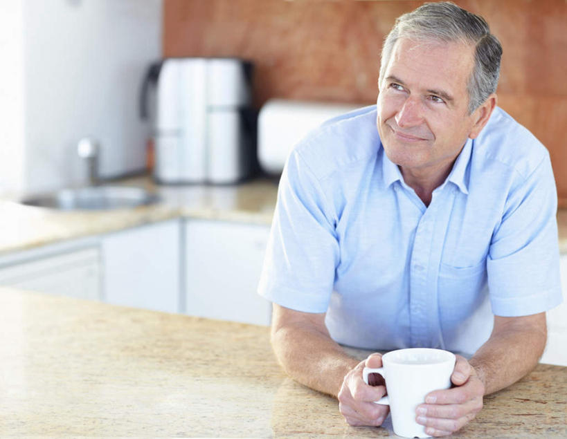 西方人,一个人,站,笑,微笑,横图,室内,白天,正面,厨房,桌面,桌子,杯子,欧洲,欧洲人,仅一个男性,仅一个人,撑,握,服装,朦胧,模糊,水槽,水龙头,陶瓷,墙,陶瓷制品,拿,拿着,注视,休闲装,水斗,开关,墙壁,墙面,一个,衣服,蓝色,马克杯,水杯,打开,观察,看,站着,仅一个老年男性,休闲,休闲服,握着,服饰,单个,观看,阀门,察看,撑着,开启,关注,水咀,老年男性,男人,男性,白种人,站立,半身,彩图,灶间,厨房料理台,料理台