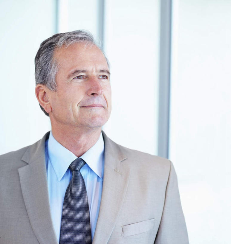 西方人,脸,头,脸颊,头发,一个人,商务人士,商务男性,站,笑,微笑,竖图,室内,特写,白天,正面,衬衫,窗户,欧洲,欧洲人,仅一个男性,仅一个人,套装,朦胧,模糊,墙,扭头,注视,肩膀,玻璃窗,墙壁,墙面,灰色,观察,看,站着,转头,仅一个老年男性,观看,察看,关注,商务装,工薪阶层,老年男性,男人,男性,白种人,头部,直发,脸部,脸蛋,面部,白领,上班族,站立,半身,彩图,衬衣,短发