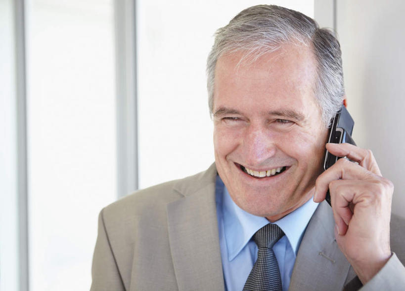 西方人,脸,头,脸颊,手,头发,一个人,商务人士,商务男性,站,笑,打电话,微笑,露齿笑,横图,室内,特写,白天,正面,衬衫,窗户,电话,手机,欧洲,欧洲人,仅一个男性,仅一个人,握,套装,朦胧,模糊,墙,拿,拿着,注视,通讯设备,肩膀,玻璃窗,墙壁,墙面,一个,灰色,观察,看,站着,仅一个老年男性,手部,握着,单个,观看,单手,察看,关注,商务装,工薪阶层,交流,老年男性,男人,男性,白种人,头部,直发,脸部,脸蛋,面部,白领,上班族,沟通,通话,站立,半身,彩图,衬衣,短发