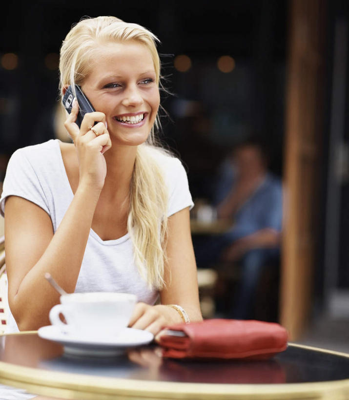 西方人,一个人,坐,笑,打电话,微笑,露齿笑,竖图,室外,白天,正面,桌面,桌子,杯子,餐具,电话,手机,椅子,欧洲,欧洲人,仅一个年轻女性,仅一个女性,仅一个人,握,阴影,服装,朦胧,模糊,光线,木制,瓷器,碟子,盘,影子,勺子,咖啡杯,陶瓷制品,拿,拿着,注视,休闲装,通讯设备,装饰品,一个,衣服,白色,阳光,盘子,木制品,饰品,手链,首饰,调羹,碟,汤匙,观察,看,休闲,休闲服,握着,服饰,手镯,皮夹子,钱包,单个,观看,察看,零钱包,皮夹,关注,咖啡店,瓷杯,咖啡屋,镯子,交流,年轻女性,女人,女性,白种人,沟通,通话,坐着,半身,彩图,咖啡馆
