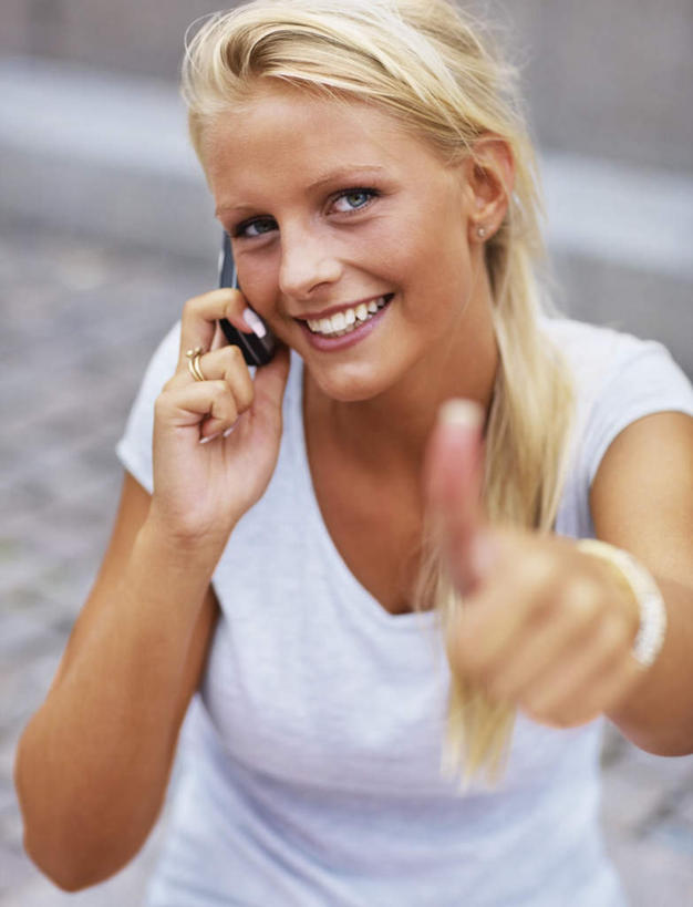 西方人,一个人,坐,举,笑,打电话,微笑,露齿笑,竖图,俯视,室外,白天,楼梯,电话,手机,欧洲,欧洲人,仅一个年轻女性,仅一个女性,仅一个人,握,指,服装,朦胧,模糊,阶梯,拿,拿着,注视,休闲装,方向,通讯设备,台阶,装饰品,一个,衣服,白色,饰品,手链,首饰,观察,看,手势,托,休闲,休闲服,握着,服饰,手镯,单个,观看,察看,指向,食指,关注,镯子,交流,年轻女性,女人,女性,白种人,沟通,举起,举手,举着,通话,向上举,向上伸,向上托,坐着,半身,彩图,高角度拍摄