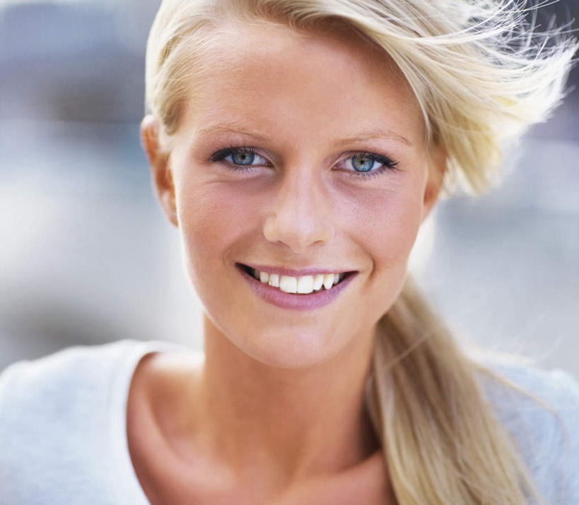 西方人,脸,头,脸颊,头发,一个人,站,笑,微笑,露齿笑,横图,室外,特写,白天,正面,欧洲,欧洲人,仅一个年轻女性,仅一个女性,仅一个人,阴影,服装,朦胧,模糊,光线,影子,注视,休闲装,肩膀,衣服,白色,阳光,观察,看,站着,休闲,休闲服,金色,服饰,观看,察看,关注,年轻女性,女人,女性,白种人,头部,长发,直发,脸部,脸蛋,面部,站立,半身,彩图