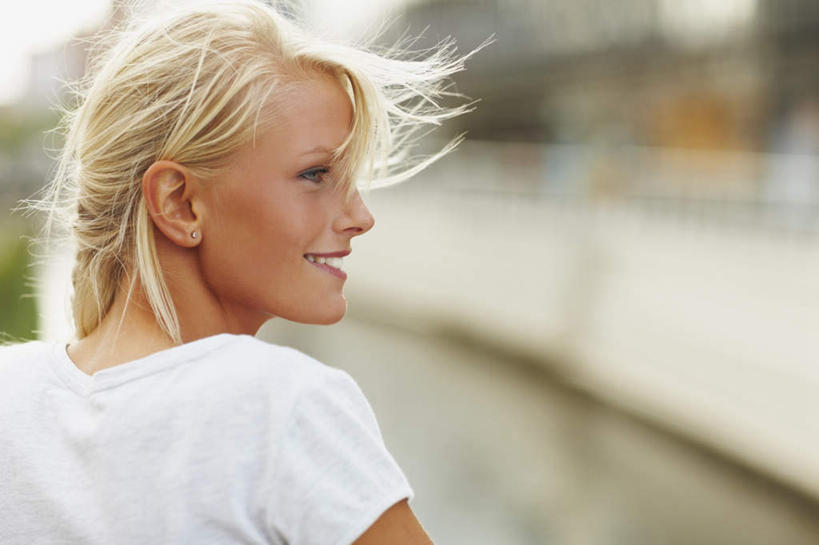 西方人,脸,头,脸颊,头发,一个人,栏杆,站,笑,微笑,露齿笑,横图,室外,特写,白天,欧洲,欧洲人,仅一个年轻女性,仅一个女性,仅一个人,阴影,服装,朦胧,模糊,光线,影子,墙,围栏,扭头,注视,休闲装,护栏,肩膀,墙壁,墙面,背面,衣服,白色,阳光,观察,看,站着,转头,休闲,休闲服,金色,服饰,观看,察看,关注,年轻女性,女人,女性,白种人,头部,长发,直发,脸部,脸蛋,面部,站立,半身,彩图