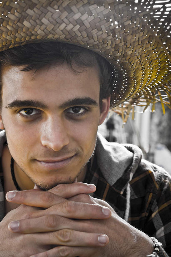 东方人,脸,头,脸颊,手,头发,一个人,笑,双手交叉,微笑,竖图,室外,特写,白天,正面,帽子,亚洲,双手,仅一个男性,仅一个人,阴影,服装,光线,草帽,影子,墙,注视,休闲装,黄种人,肩膀,墙壁,墙面,仅一个年轻男性,衣服,黑色,阳光,观察,看,休闲,手部,休闲服,服饰,观看,察看,关注,一顶,男人,男性,年轻男性,亚洲人,头部,直发,脸部,脸蛋,面部,十字手,半身,彩图,短发