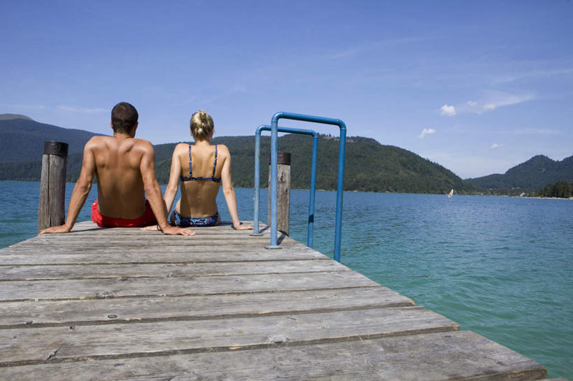 西方人,两个人,栏杆,码头,坐,横图,室外,白天,泳装,比基尼,爱情,性感,海浪,海洋,山,山脉,港口,欧洲,欧洲人,撑,阴影,短裤,裤子,光线,木板,影子,浪花,山峰,围栏,桥,木桥,山峦,浪漫,护栏,裸露,栈桥,背面,蓝色,蓝天,天空,阳光,海水,群山,天,温暖,温馨,恩爱,诱惑,沙滩裤,恋人,晴朗,人行桥,木板桥,和睦,撑着,裸,火辣,海景,万里无云,男人,男性,年轻男性,年轻女性,女人,女性,白种人,情侣,大海,风浪,海,海水的波动,近岸浪,涌浪,晴空,晴空万里,坐着,彩图,全身,三点式,泳衣,摆渡口,埠头,渡口,渡头,港湾,海港,货运码头,口岸,商港,伴侣,融洽