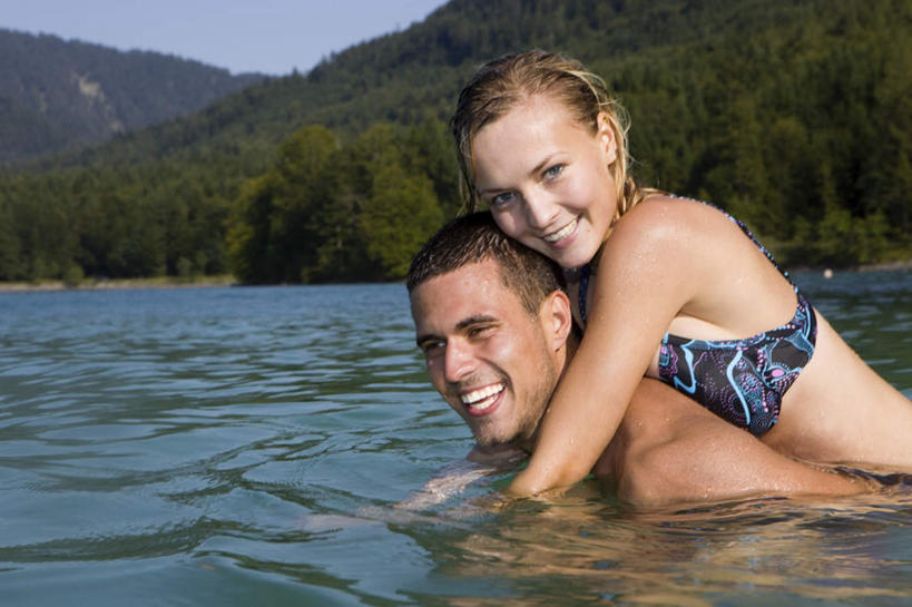 西方人,背,两个人,站,抱,笑,微笑,露齿笑,横图,室外,白天,侧面,泳装,比基尼,爱情,性感,海浪,海洋,山,山脉,树林,植物,欧洲,欧洲人,阴影,光线,影子,浪花,山峰,山峦,浪漫,注视,裸露,树,树木,蓝色,绿色,蓝天,天空,阳光,自然,海水,群山,天,背着,观察,看,站着,温暖,温馨,恩爱,诱惑,恋人,生长,晴朗,成长,抱着,观看,和睦,察看,搂着,关注,裸,火辣,海景,万里无云,背负,男人,男性,年轻男性,年轻女性,女人,女性,白种人,情侣,大海,风浪,海,海水的波动,近岸浪,涌浪,晴空,晴空万里,怀抱,搂,搂抱,相抱,拥抱,站立,半身,彩图,三点式,泳衣,伴侣,融洽