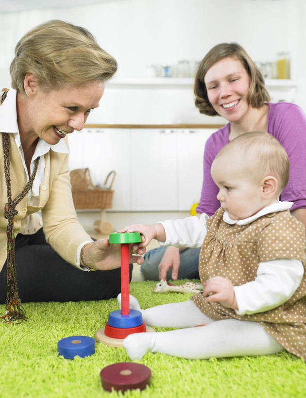 西方人,婴儿,儿童,老年人,三个人,母亲,儿子,祖母,三代同堂,坐,笑,微笑,露齿笑,竖图,室内,白天,正面,婴儿服装,游戏,纯洁,柜子,玩具,纺织品,欧洲,欧洲人,握,阴影,服装,装饰,反射,毛毯,毯子,影子,墙,储物柜,拿,玩,置物架,拿着,注视,休闲装,娱乐,祖孙三代,架子,墙壁,墙面,纺织,小孩,衣服,绿色,紫色,垫子,观察,看,休闲,温暖,温馨,母子,休闲服,可爱,母爱,童年,童趣,益智,握着,服饰,奶奶,观看,活动,祖孙,华丽,修饰,点缀,和睦,察看,储存,发泄,关注,消遣,智力,宝宝,陈列架,童真,烂漫,无邪,外婆,外祖母,外孙子,宣泄,衬托,美观,雅致,雅观,搁架,储备,蕴藏,贮备,天真,老年女性,年轻女性,女人,女性,白种人,孩子,年轻人,全家福,孙子,玩耍,嬉戏,坐着,半身,彩图,婴儿服,融洽,贮存,多代同堂,妈妈