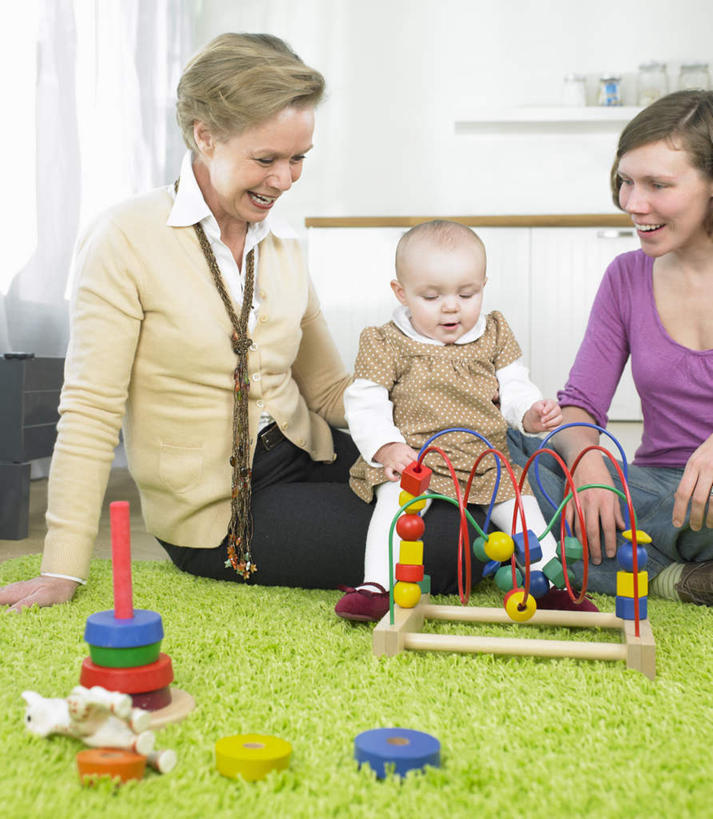 西方人,婴儿,儿童,老年人,三个人,母亲,儿子,祖母,三代同堂,坐,笑,微笑,露齿笑,竖图,室内,白天,正面,婴儿服装,游戏,纯洁,玩具,纺织品,欧洲,欧洲人,撑,握,阴影,服装,装饰,反射,毛毯,毯子,影子,墙,拿,玩,拿着,注视,休闲装,娱乐,祖孙三代,墙壁,墙面,纺织,小孩,衣服,绿色,紫色,垫子,观察,看,休闲,温暖,温馨,母子,休闲服,可爱,母爱,童年,童趣,益智,握着,服饰,奶奶,观看,活动,祖孙,华丽,修饰,点缀,和睦,察看,撑着,发泄,关注,消遣,智力,宝宝,童真,烂漫,无邪,外婆,外祖母,外孙子,宣泄,衬托,美观,雅致,雅观,天真,老年女性,年轻女性,女人,女性,白种人,孩子,年轻人,全家福,孙子,玩耍,嬉戏,坐着,半身,彩图,婴儿服,融洽,多代同堂,妈妈