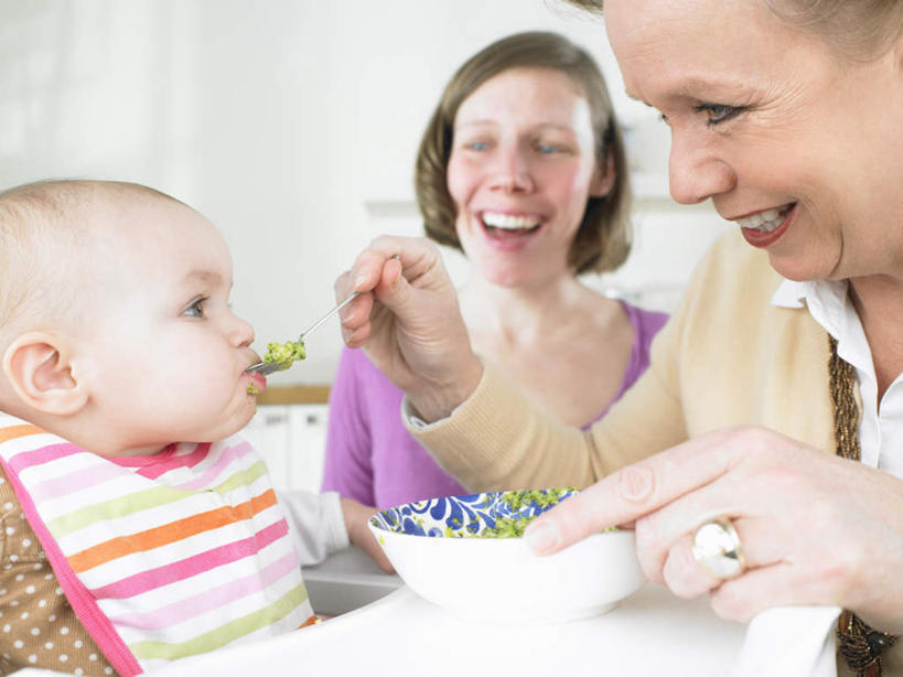 西方人,婴儿,儿童,老年人,三个人,母亲,儿子,祖母,三代同堂,坐,笑,吃,微笑,露齿笑,横图,室内,白天,正面,婴儿服装,纯洁,欧洲,欧洲人,握,阴影,服装,反射,影子,勺子,陶瓷,墙,陶瓷制品,拿,置物架,拿着,注视,休闲装,祖孙三代,架子,墙壁,墙面,车,婴儿车,小孩,衣服,紫色,容器,调羹,汤匙,碗,观察,看,休闲,温暖,温馨,母子,休闲服,可爱,母爱,童年,童趣,握着,服饰,奶奶,观看,祖孙,储藏,和睦,察看,储存,关注,载具,宝宝,陈列架,童真,烂漫,无邪,外婆,外祖母,外孙子,搁架,宝宝车,婴儿手推车,婴儿推车,天真,老年女性,年轻女性,女人,女性,白种人,孩子,年轻人,全家福,孙子,嚼,食,坐着,半身,彩图,婴儿服,融洽,贮存,多代同堂,妈妈