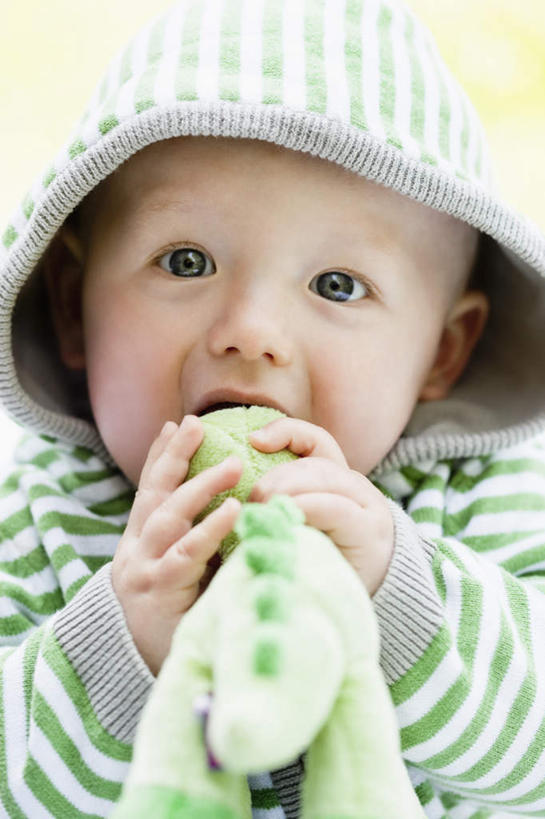 西方人,婴儿,儿童,一个人,竖图,室内,白天,正面,游戏,纯洁,帽子,玩具,欧洲,欧洲人,仅一个人,握,咬,服装,拿,玩,拿着,注视,休闲装,娱乐,小孩,衣服,观察,看,休闲,休闲服,可爱,益智,握着,服饰,恐龙,活泼,观看,活动,咬着,察看,发泄,关注,消遣,智力,宝宝,纯真,烂漫,无邪,宣泄,伶俐,天真,白种人,孩子,玩耍,嬉戏,半身,彩图