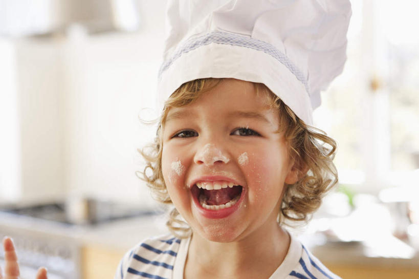 西方人,儿童,脸,头,脸颊,手,一个人,站,笑,大笑,横图,室内,特写,白天,正面,兴奋,纯洁,厨房,窗户,桌面,桌子,帽子,欧洲,欧洲人,仅一个女性,仅一个人,服装,朦胧,模糊,粉末,水槽,水龙头,墙,面粉,粮食,注视,休闲装,水斗,肩膀,开关,玻璃窗,墙壁,墙面,小孩,衣服,白色,打开,观察,看,站着,张嘴,仅一个小孩,休闲,手部,休闲服,粉,可爱,童年,童趣,服饰,观看,单手,农产品,阀门,察看,开启,关注,厨师帽,张大嘴巴,童真,烂漫,无邪,原材料,哈哈大笑,一顶,粉状,水咀,天真,女孩,女人,女性,白种人,孩子,头部,脸部,脸蛋,面部,张开嘴,站立,半身,彩图,高兴,狂笑,灶间,厨房料理台,女生,料理台