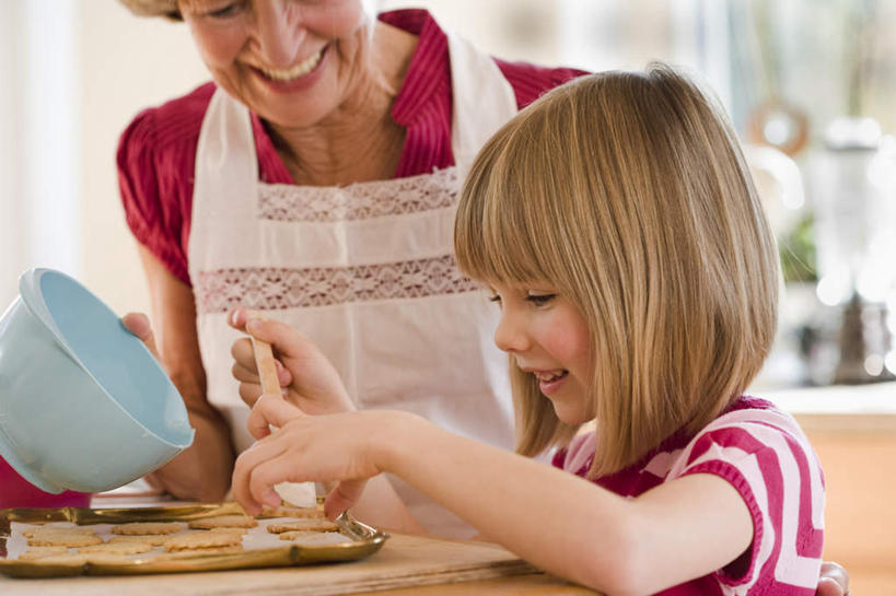 点心,西方人,儿童,老年人,两个人,家庭,祖母,站,笑,微笑,露齿笑,横图,室内,白天,正面,纯洁,厨房,桌面,桌子,餐具,欧洲,欧洲人,一排,许多,握,服装,朦胧,模糊,整齐,碟子,盘,围裙,塑料,墙,食品,曲奇,很多,拿,拿着,注视,休闲装,墙壁,墙面,食物,排列,小孩,衣服,白色,盘子,容器,塑料制品,碟,碗,饼干,零食,低头,观察,看,站着,休闲,温暖,温馨,一家人,休闲服,可爱,童年,童趣,握着,服饰,奶奶,观看,祖孙,储藏,和睦,察看,储存,队列,关注,曲奇饼,童真,曲奇饼干,烂漫,无邪,外婆,外孙女,外祖母,垂头,天真,老年女性,女孩,女人,女性,白种人,孩子,孙女,站立,半身,彩图,灶间,厨房料理台,融洽,贮存,女生,料理台