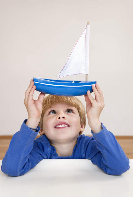 帆船,西方人,儿童,一个人,竖图,室内,白天,正面,游戏,纯洁,地板,桌面,桌子,船,玩具,欧洲,欧洲人,仅一个男性,仅一个人,握,服装,木制,墙,地面,拿,玩,拿着,注视,休闲装,娱乐,木地板,墙壁,墙面,小孩,衣服,木制品,交通工具,观察,看,仅一个小孩,休闲,休闲服,可爱,童年,童趣,益智,握着,服饰,观看,活动,察看,发泄,关注,消遣,智力,载具,童真,烂漫,无邪,宣泄,天真,男孩,男人,男性,白种人,孩子,玩耍,嬉戏,半身,彩图,男生