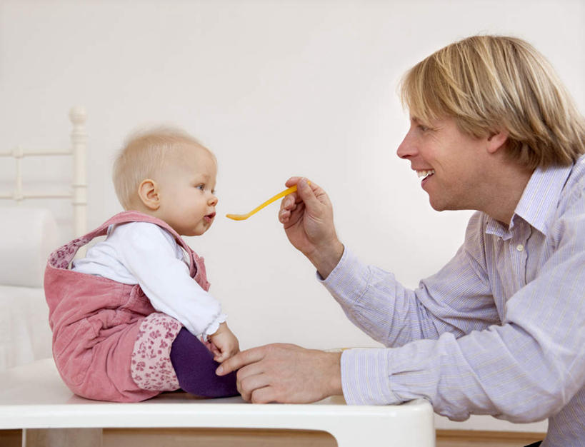 西方人,婴儿,儿童,中年人,两个人,家庭,父亲,坐,笑,微笑,露齿笑,横图,室内,白天,侧面,纯洁,床,桌面,桌子,欧洲,欧洲人,握,服装,木制,勺子,墙,床单,拿,拿着,注视,休闲装,被子,墙壁,墙面,小孩,衣服,木制品,调羹,汤匙,观察,看,休闲,温暖,温馨,一家人,休闲服,父爱,可爱,童年,童趣,握着,服饰,单人床,活泼,观看,和睦,察看,被单,关注,宝宝,童真,纯真,烂漫,无邪,伶俐,天真,男人,男性,中年男性,白种人,孩子,坐着,半身,彩图,融洽