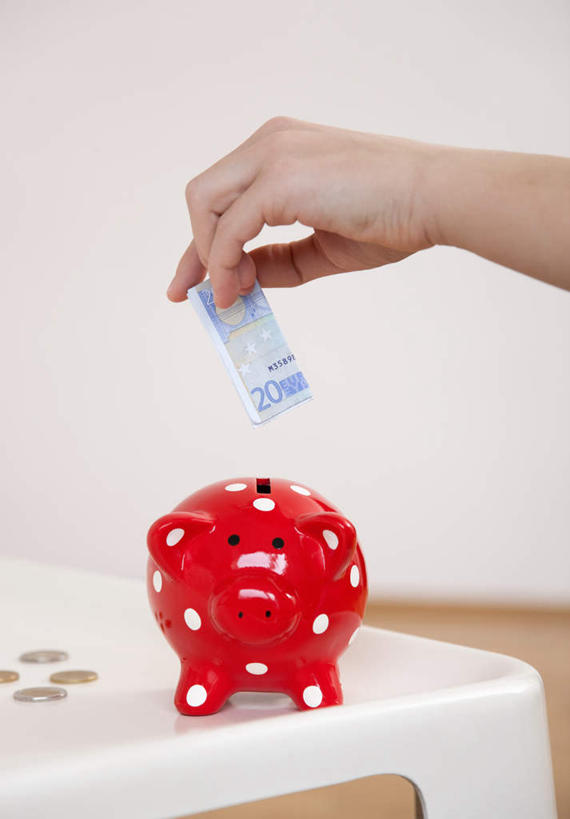 西方人,儿童,手,一个人,竖图,室内,特写,白天,正面,纯洁,钱,美元,地板,桌面,桌子,欧洲,欧洲人,仅一个男性,仅一个人,握,木制,钱币,墙,地面,美金,拿,拿着,木地板,墙壁,墙面,小孩,木制品,容器,仅一个小孩,手部,储蓄罐,器皿,可爱,童年,童趣,储蓄,存钱,握着,钞票,金融,理财,纸币,经济,单手,资金,存钱罐,美圆,存款,流通,纸钞,贸易,童真,烂漫,无邪,贮钱罐,储钱罐,扑满,天真,货币,现金,男孩,男人,男性,白种人,孩子,半身,彩图,男生