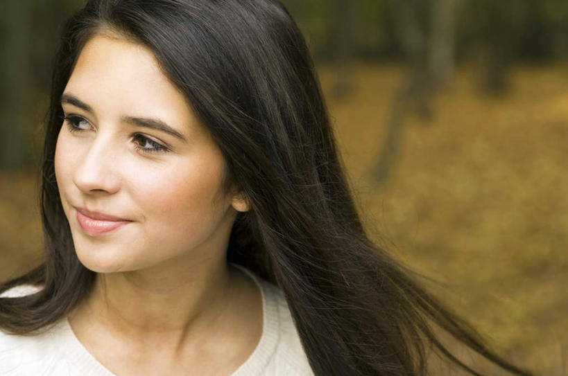 西方人,脸,头,脸颊,一个人,站,横图,室外,特写,白天,正面,植物,叶子,欧洲,欧洲人,仅一个年轻女性,仅一个女性,仅一个人,服装,朦胧,模糊,枯叶,落叶,注视,休闲装,树,树木,衣服,绿色,黑色,自然,观察,看,站着,休闲,休闲服,服饰,生长,成长,观看,察看,关注,年轻女性,女人,女性,白种人,头部,长发,直发,脸部,脸蛋,面部,叶,叶片,站立,半身,彩图