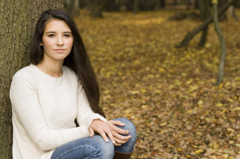 西方人,一个人,坐,笑,微笑,横图,室外,白天,正面,植物,叶子,欧洲,欧洲人,仅一个年轻女性,仅一个女性,仅一个人,服装,枯叶,落叶,注视,休闲装,树,树木,衣服,绿色,自然,观察,看,休闲,休闲服,服饰,生长,成长,观看,察看,关注,年轻女性,女人,女性,白种人,叶,叶片,坐着,半身,彩图