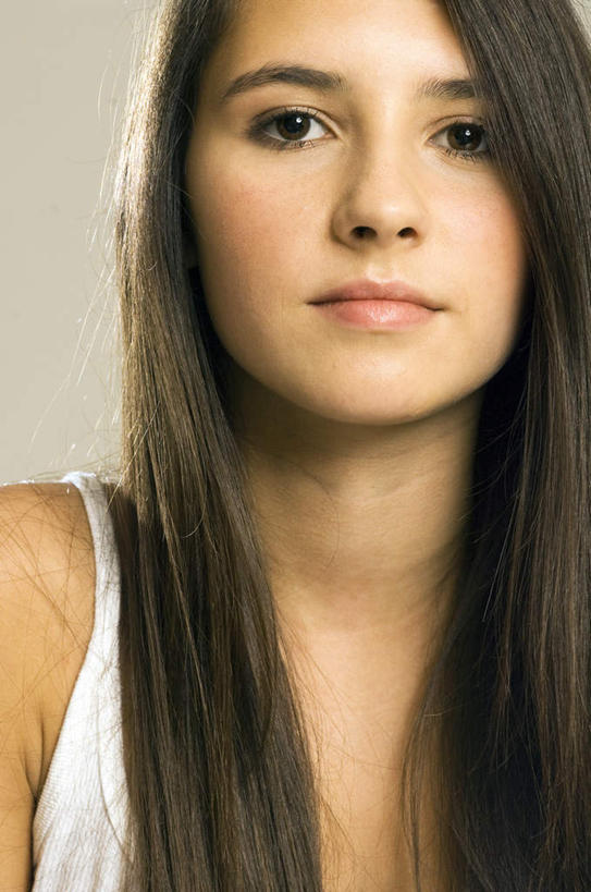 西方人,一个人,站,竖图,室内,白天,正面,欧洲,欧洲人,仅一个年轻女性,仅一个女性,仅一个人,灰色背景,服装,注视,休闲装,衣服,观察,看,站着,休闲,休闲服,摄影,服饰,影棚,观看,察看,关注,年轻女性,女人,女性,白种人,站立,半身,彩图,影棚拍摄,拍摄