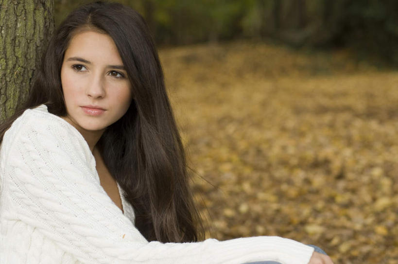 西方人,一个人,坐,横图,室外,白天,侧面,植物,叶子,欧洲,欧洲人,仅一个年轻女性,仅一个女性,仅一个人,服装,枯叶,落叶,扭头,注视,休闲装,树,树木,衣服,绿色,自然,观察,看,转头,休闲,休闲服,服饰,生长,成长,观看,察看,关注,年轻女性,女人,女性,白种人,叶,叶片,坐着,半身,彩图