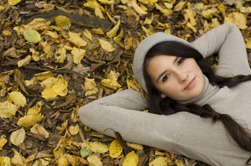 西方人,一个人,躺,笑,微笑,横图,俯视,室外,白天,帽子,叶子,欧洲,欧洲人,仅一个年轻女性,仅一个女性,仅一个人,抱头,服装,枯叶,落叶,注视,休闲装,衣服,观察,看,休闲,休闲服,服饰,观看,察看,双手抱头,关注,棉帽,捧首,捧头,卧着,年轻女性,女人,女性,白种人,叶,叶片,躺着,卧,半身,彩图,高角度拍摄