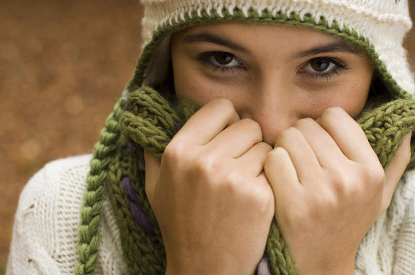 西方人,脸,头,脸颊,手,一个人,站,横图,室外,特写,白天,正面,帽子,叶子,欧洲,欧洲人,双手,仅一个年轻女性,仅一个女性,仅一个人,服装,朦胧,模糊,枯叶,落叶,注视,休闲装,肩膀,衣服,观察,看,站着,休闲,手部,休闲服,遮,遮掩,服饰,观看,察看,掩盖,遮挡,关注,遮盖,棉帽,掩饰,年轻女性,女人,女性,白种人,头部,脸部,脸蛋,面部,叶,叶片,站立,半身,彩图