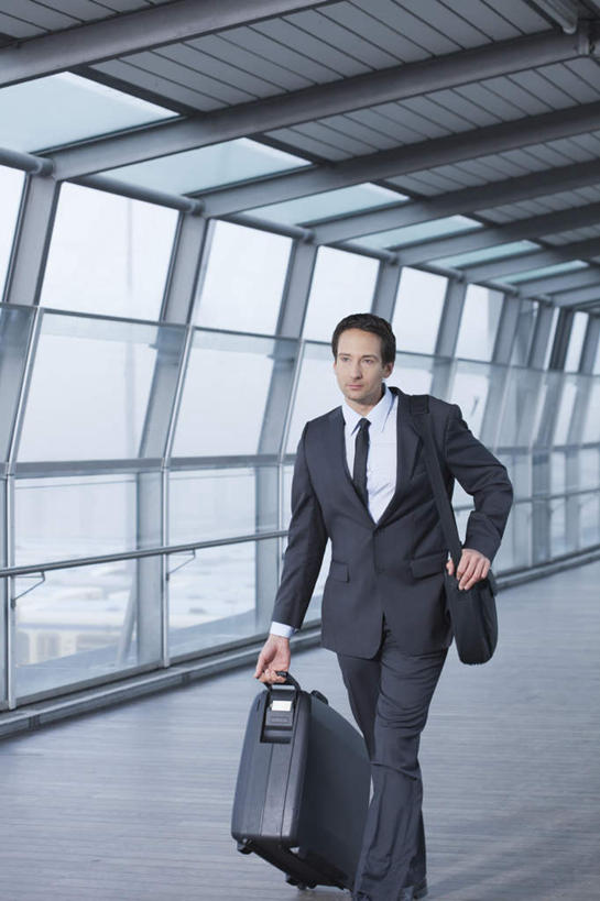 西方人,一个人,商务人士,商务男性,竖图,室内,白天,正面,衬衫,窗户,落地窗,手提箱,欧洲,欧洲人,仅一个男性,仅一个人,仅一个中年男性,套装,包,公文包,旅行箱,走道,走廊,过道,领带,玻璃窗,容器,行李箱,箱子,公事包,储藏,出差,象征,庄重,储存,商务装,身份,工薪阶层,正式,地位,男人,男性,中年男性,白种人,白领,上班族,半身,彩图,衬衣,旅行,贮存