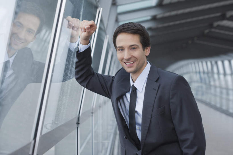 西方人,一个人,商务人士,商务男性,站,笑,微笑,露齿笑,横图,室内,白天,正面,衬衫,窗户,落地窗,欧洲,欧洲人,仅一个男性,仅一个人,仅一个中年男性,套装,走道,走廊,过道,领带,注视,玻璃窗,观察,看,靠,靠着,站着,观看,察看,象征,庄重,关注,商务装,身份,工薪阶层,正式,地位,男人,男性,中年男性,白种人,白领,上班族,站立,半身,彩图,衬衣