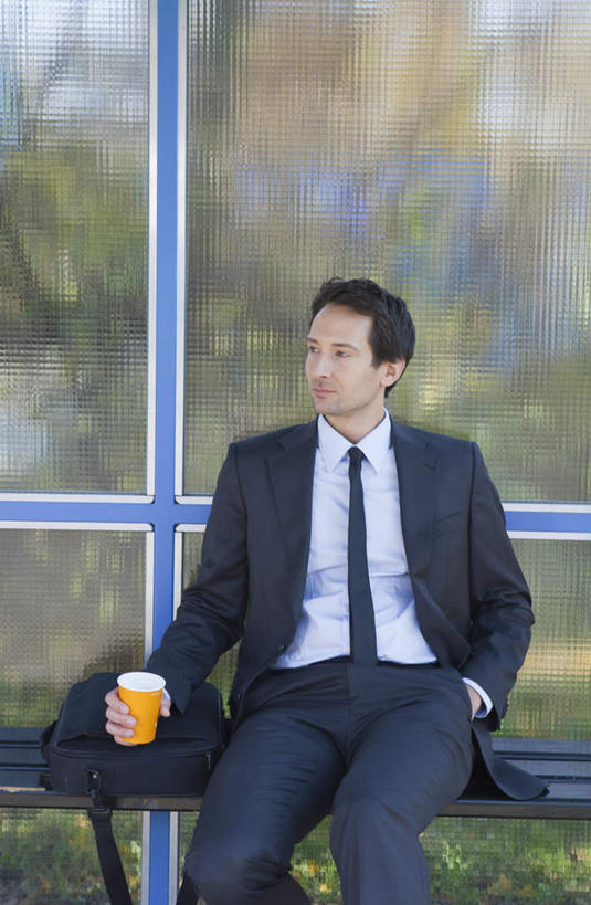 西方人,一个人,商务人士,商务男性,坐,竖图,室外,白天,正面,衬衫,植物,窗户,车站,杯子,椅子,欧洲,欧洲人,仅一个男性,仅一个人,仅一个中年男性,套装,领带,站台,注视,月台,玻璃窗,树,树木,绿色,自然,水杯,观察,看,生长,成长,观看,察看,象征,庄重,关注,商务装,身份,手插袋,单手插袋,工薪阶层,单手抄兜,单手放兜,正式,地位,男人,男性,中年男性,白种人,白领,上班族,茶杯,插兜,手插兜,手放口袋,坐着,半身,彩图,衬衣,手抄兜