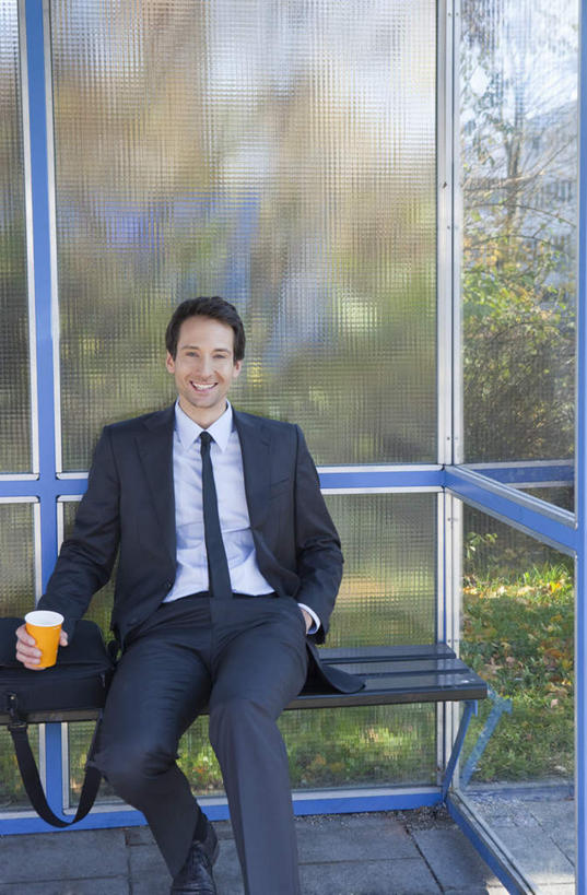 西方人,一个人,商务人士,商务男性,坐,竖图,室外,白天,正面,衬衫,植物,窗户,车站,杯子,椅子,欧洲,欧洲人,仅一个男性,仅一个人,仅一个中年男性,套装,包,公文包,领带,站台,注视,月台,玻璃窗,树,树木,绿色,自然,水杯,观察,看,生长,成长,公事包,观看,察看,象征,庄重,关注,商务装,身份,手插袋,单手插袋,工薪阶层,单手抄兜,单手放兜,正式,地位,男人,男性,中年男性,白种人,白领,上班族,茶杯,插兜,手插兜,手放口袋,坐着,半身,彩图,衬衣,手抄兜