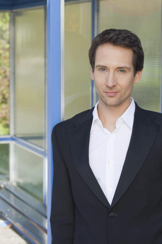 西方人,一个人,商务人士,商务男性,站,竖图,室外,白天,正面,衬衫,植物,窗户,车站,椅子,欧洲,欧洲人,仅一个男性,仅一个人,仅一个中年男性,套装,领带,站台,注视,月台,玻璃窗,树,树木,绿色,自然,观察,看,站着,生长,成长,观看,察看,象征,庄重,关注,商务装,身份,工薪阶层,正式,地位,男人,男性,中年男性,白种人,白领,上班族,站立,半身,彩图,衬衣