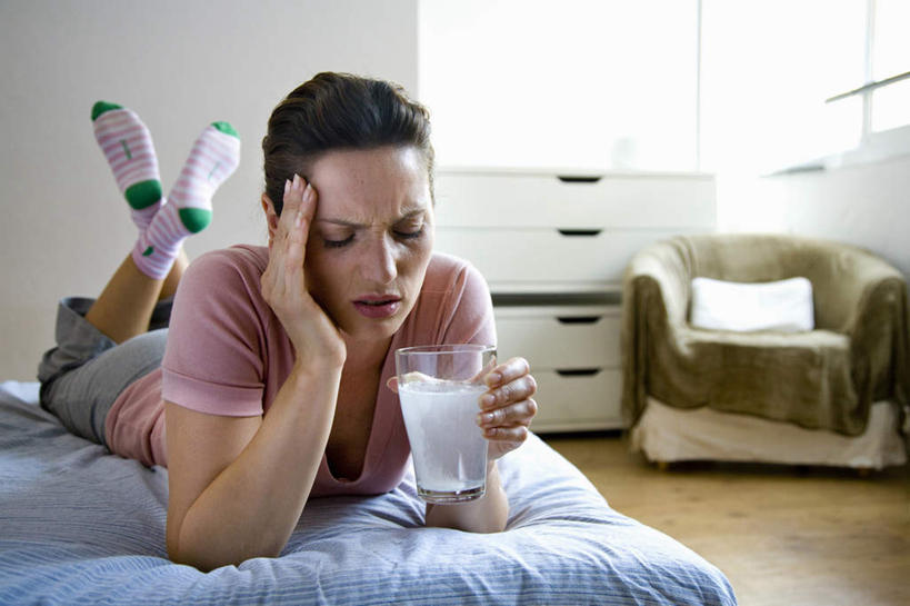 牛奶,西方人,一个人,躺,横图,室内,白天,正面,按摩,窗户,床,柜子,沙发,卧室,杯子,欧洲,欧洲人,仅一个女性,仅一个人,握,服装,床单,饮品,营养,拿,拿着,注视,休闲装,被子,玻璃窗,玻璃制品,饮料,衣服,水杯,橱柜,观察,看,趴着,仅一个中年女性,享受,休闲,健康,休闲服,握着,保健,服饰,单人床,观看,察看,乳制品,被单,奶,牛乳,关注,布艺沙发,指压,安神,卧着,女人,女性,中年女性,白种人,玻璃杯,趴,躺着,卧,彩图,全身,推拿,睡房,卧房