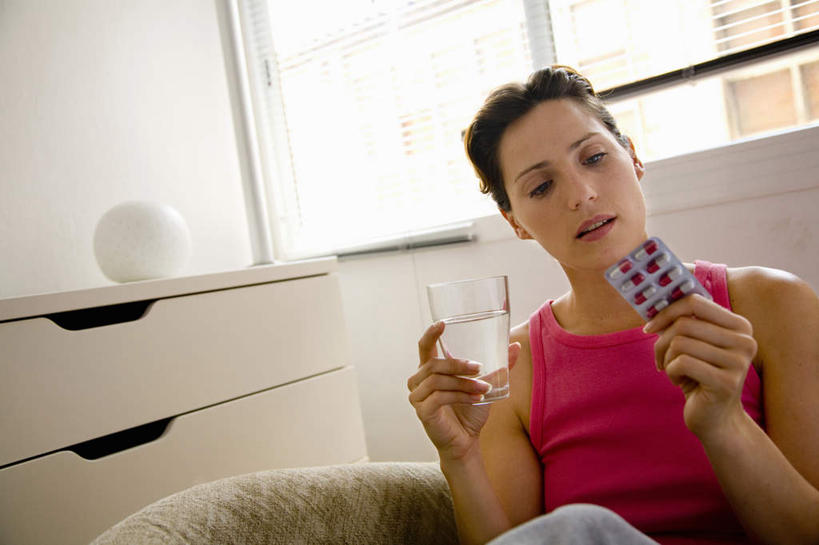 西方人,一个人,坐,横图,室内,白天,正面,安全,窗户,柜子,沙发,欧洲,欧洲人,仅一个女性,仅一个人,握,服装,药剂,塑料,墙,防护,拿,拿着,注视,休闲装,胶囊,玻璃窗,墙壁,墙面,盒子,衣服,包装盒,容器,塑料制品,药品,橱柜,观察,看,仅一个中年女性,休闲,休闲服,治疗,握着,服饰,观看,储藏,保护,药物,察看,医疗,储存,关注,保险,预防,布艺沙发,平安,女人,女性,中年女性,白种人,坐着,半身,彩图,吸塑包装盒,贮存