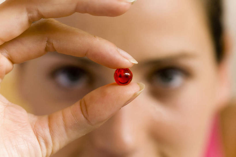 西方人,脸,头,脸颊,手,一个人,横图,室内,特写,白天,正面,安全,欧洲,欧洲人,仅一个女性,仅一个人,握,服装,朦胧,模糊,药剂,防护,拿,拿着,注视,休闲装,衣服,药品,观察,看,仅一个中年女性,休闲,手部,休闲服,治疗,握着,服饰,观看,保护,单手,药物,察看,医疗,关注,保险,预防,平安,女人,女性,中年女性,白种人,头部,脸部,脸蛋,面部,半身,彩图