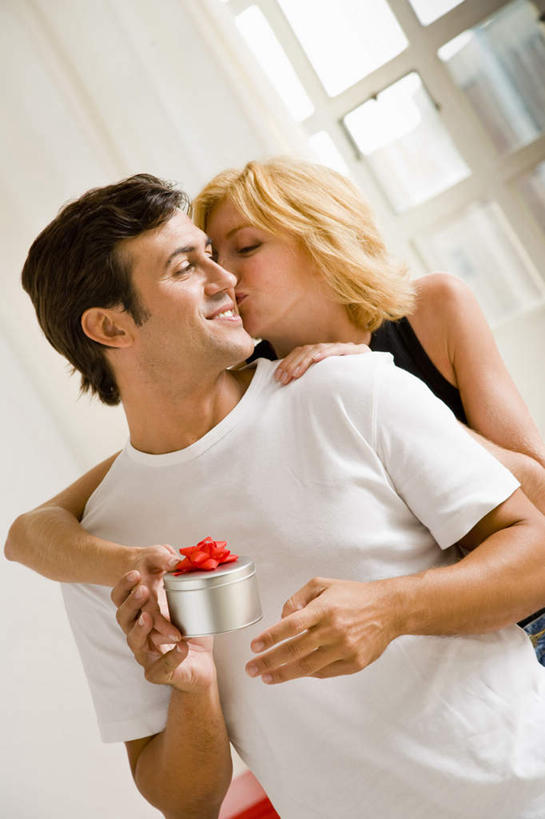 西方人,中年人,两个人,家庭,夫妻,站,抱,笑,吻,微笑,露齿笑,竖图,室内,白天,正面,爱情,窗户,礼盒,礼物,欧洲,欧洲人,握,服装,丝绸,丝带,纸盒,墙,缎带,浪漫,拿,拿着,注视,休闲装,玻璃窗,墙壁,墙面,绸带,盒子,一个,衣服,包装盒,礼品盒,观察,看,站着,休闲,温暖,温馨,一家人,休闲服,恩爱,握着,恋人,服饰,礼品,单个,抱着,观看,和睦,察看,搂着,关注,男人,男性,女人,女性,中年男性,中年女性,白种人,夫妇,情侣,搂,搂抱,亲,亲吻,站立,半身,彩图,伴侣,融洽