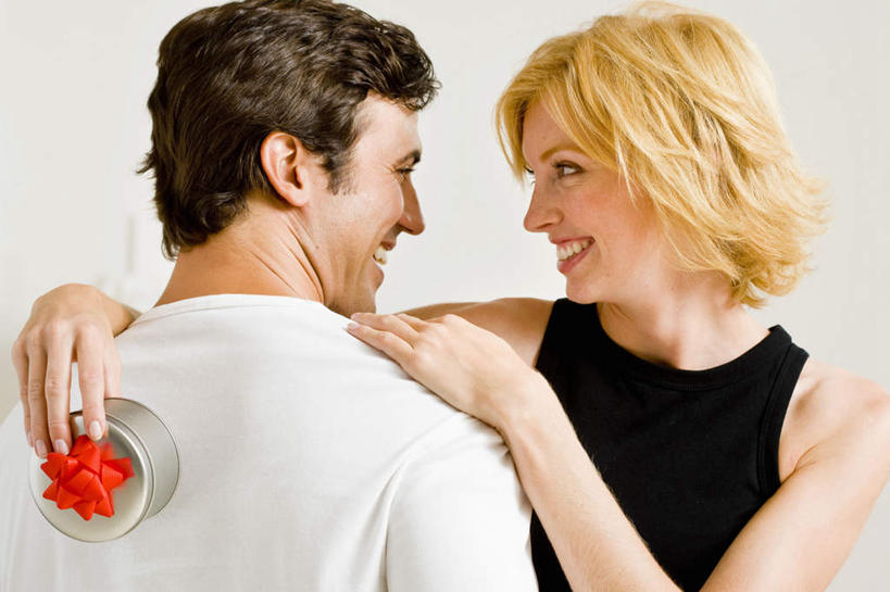 西方人,中年人,背部,两个人,家庭,夫妻,站,抱,笑,微笑,露齿笑,横图,室内,白天,正面,爱情,礼盒,礼物,欧洲,欧洲人,握,服装,丝绸,丝带,纸盒,墙,缎带,浪漫,拿,拿着,注视,休闲装,墙壁,墙面,绸带,盒子,一个,衣服,包装盒,礼品盒,观察,看,站着,休闲,温暖,温馨,一家人,休闲服,恩爱,握着,恋人,服饰,礼品,单个,抱着,观看,和睦,察看,搂着,关注,男人,男性,女人,女性,中年男性,中年女性,白种人,夫妇,情侣,搂,搂抱,站立,半身,彩图,伴侣,融洽