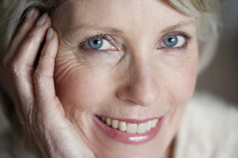 西方人,脸,头,脸颊,手,一个人,笑,微笑,露齿笑,横图,室内,特写,白天,正面,欧洲,欧洲人,仅一个女性,仅一个人,撑,服装,朦胧,模糊,托腮,注视,休闲装,衣服,观察,看,托,休闲,手部,休闲服,服饰,仅一个老年女性,观看,单手,察看,关注,托下巴,老年女性,女人,女性,白种人,头部,脸部,脸蛋,面部,半身,彩图