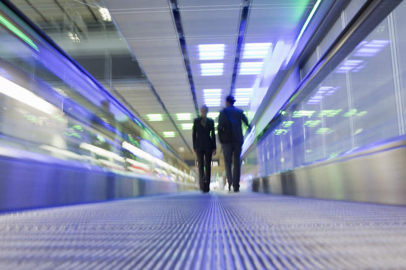 西方人,两个人,伙伴,朋友,商务人士,商务男性,商务女性,走,横图,室内,白天,仰视,衬衫,友谊,合作,团队,照明,欧洲,欧洲人,阴影,套装,朦胧,模糊,光线,影子,走道,走廊,过道,灯光,注视,顶灯,灯,灯具,观察,看,战略,观看,照亮,察看,照明设备,关注,商务装,工薪阶层,联合,合谋,配合,协作,男人,男性,女人,女性,中年男性,中年女性,白种人,白领,上班族,步行,散步,走路,彩图,低角度拍摄,全身,衬衣