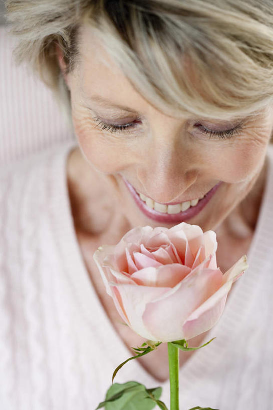 西方人,脸,头,脸颊,胸,一个人,笑,微笑,露齿笑,竖图,俯视,室内,特写,白天,爱情,幸福,纯洁,热情,玫瑰,欧洲,欧洲人,仅一个女性,仅一个人,握,服装,盛开,玫瑰花,浪漫,拿,花蕾,拿着,注视,休闲装,花,花瓣,花朵,鲜花,衣服,粉色,花苞,花蕊,观察,看,仅一个中年女性,休闲,温暖,温馨,休闲服,恩爱,握着,服饰,观看,和睦,察看,关注,感动,尊敬,天真,刺玫花,徘徊花,女人,女性,中年女性,白种人,头部,胸部,脸部,脸蛋,面部,半身,彩图,高角度拍摄,融洽