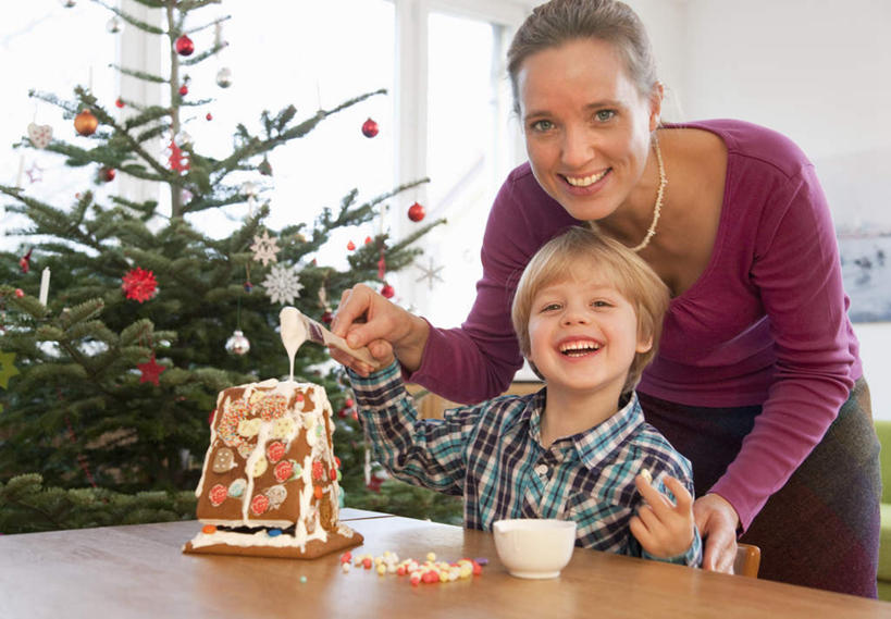 点心,西方人,儿童,中年人,两个人,家庭,母亲,儿子,站,笑,微笑,露齿笑,横图,室内,白天,正面,下午茶,纯洁,植物,餐桌,窗户,桌子,玻璃,欧洲,欧洲人,许多,吊挂,弯腰,握,悬挂,服装,装饰,挂饰,食品,圣诞树,圣诞球,很多,挂,拿,拿着,注视,休闲装,玻璃窗,玻璃制品,球,树,树木,食物,糕点,小孩,衣服,绿色,自然,容器,碗,观察,看,站着,休闲,球体,温暖,温馨,母子,一家人,休闲服,可爱,母爱,童年,童趣,握着,服饰,生长,成长,餐台,观看,储藏,华丽,修饰,点缀,和睦,察看,储存,关注,童真,烂漫,无邪,弯身,衬托,美观,雅致,雅观,天真,男孩,女人,女性,中年女性,白种人,孩子,站立,半身,彩图,融洽,贮存,蛋糕,男生